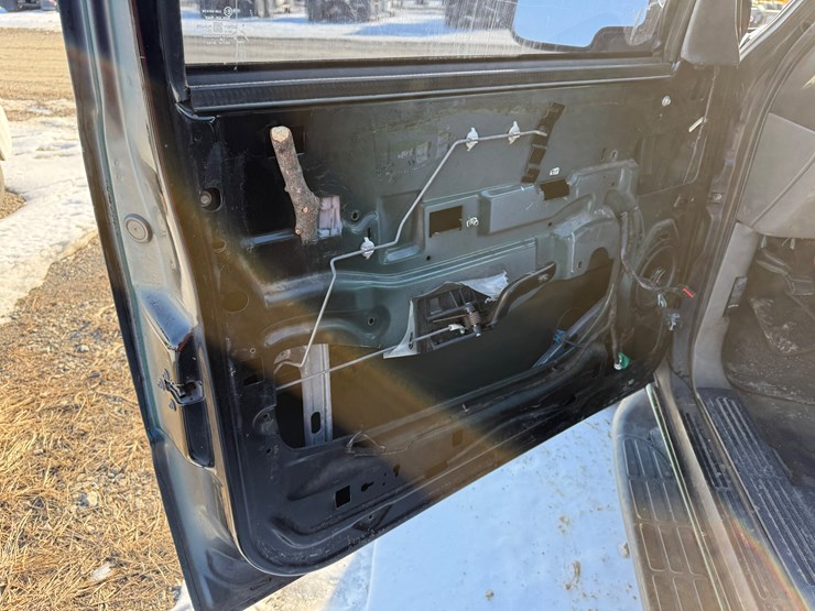 2004-chevrolet-tahoe-image-25