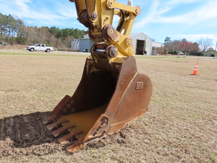2018-caterpillar-320-image-5