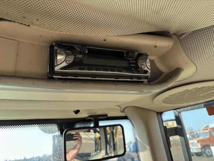 2005-john-deere-7220-image-35