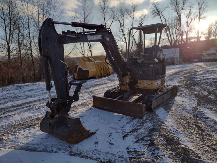 2013-deere-35d-image-45