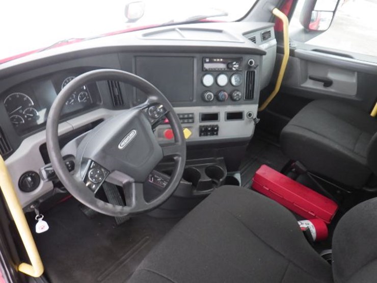 2019-freightliner-cascadia-126-image-16