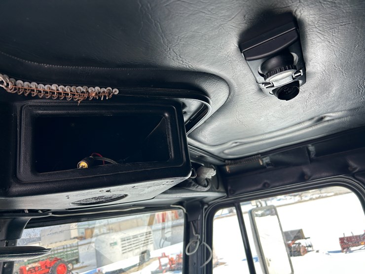 1996-freightliner-fld120-image-29