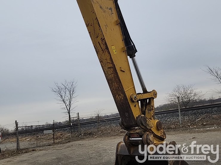 2016-caterpillar-320fl-image-24