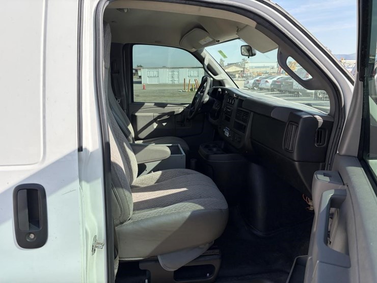 2016-chevrolet-express-2500-image-10