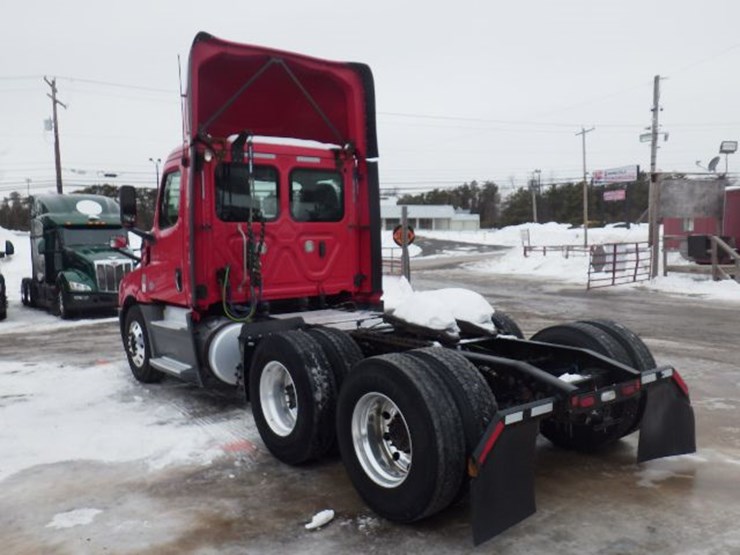 2019-freightliner-cascadia-126-image-12
