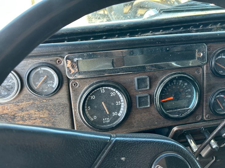 1996-freightliner-fld120-image-31