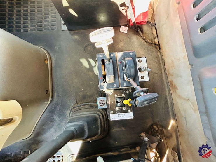 2011-volvo-truck-vhd-tri-axle-dump-truck-image-83