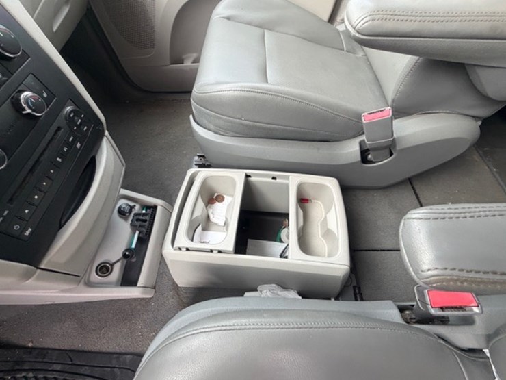 #31679-•-2012-vw-routan-image-40