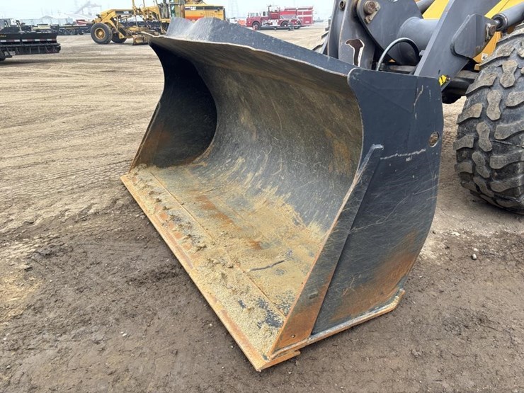 2012-volvo-l30b-image-9