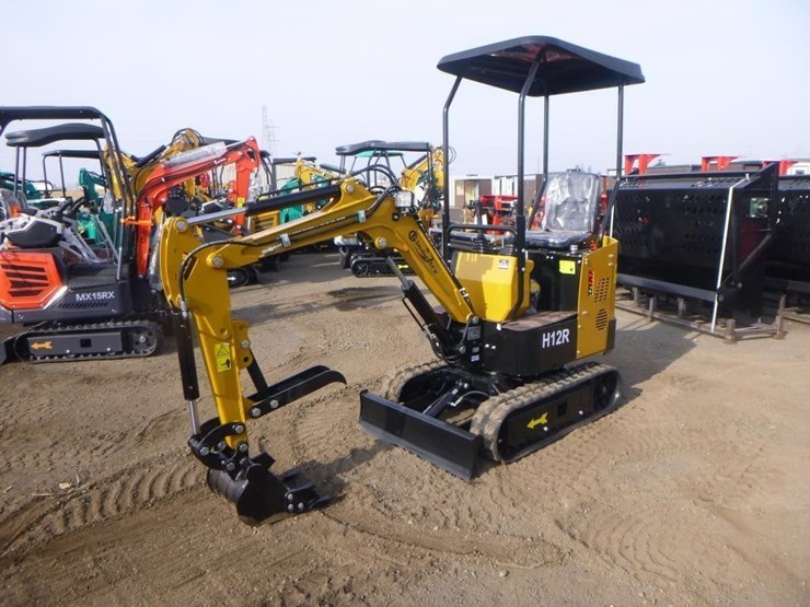 agt-h12r-hydraulic-excavator-image-1