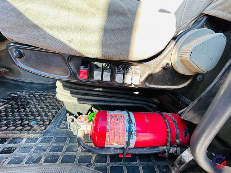 2011-volvo-truck-vhd-tri-axle-dump-truck-image-80