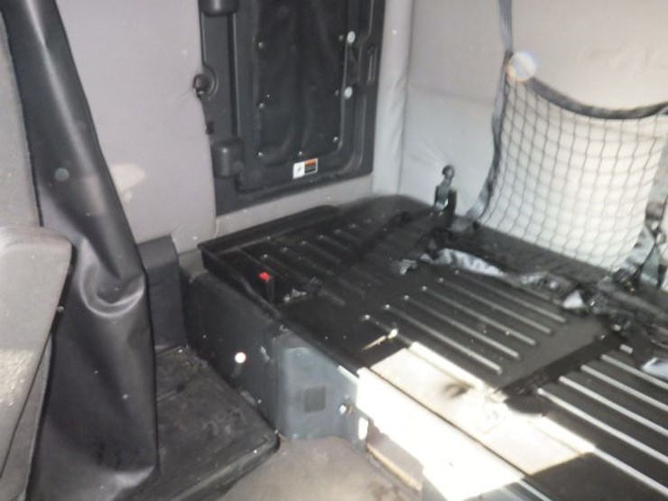 2020-freightliner-cascadia-126-image-17