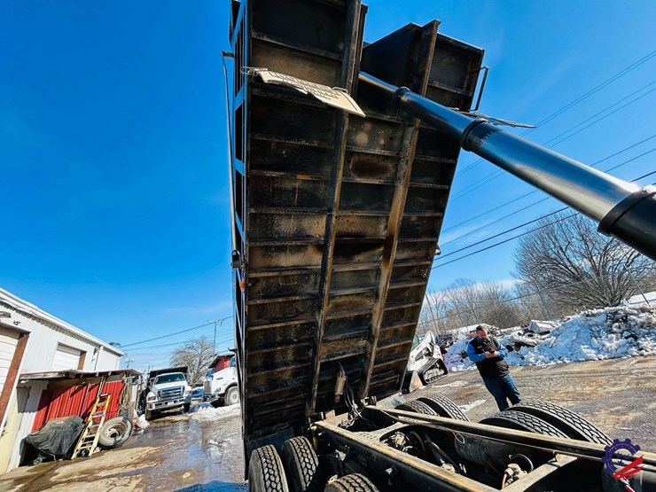 2011-volvo-truck-vhd-tri-axle-dump-truck-image-102