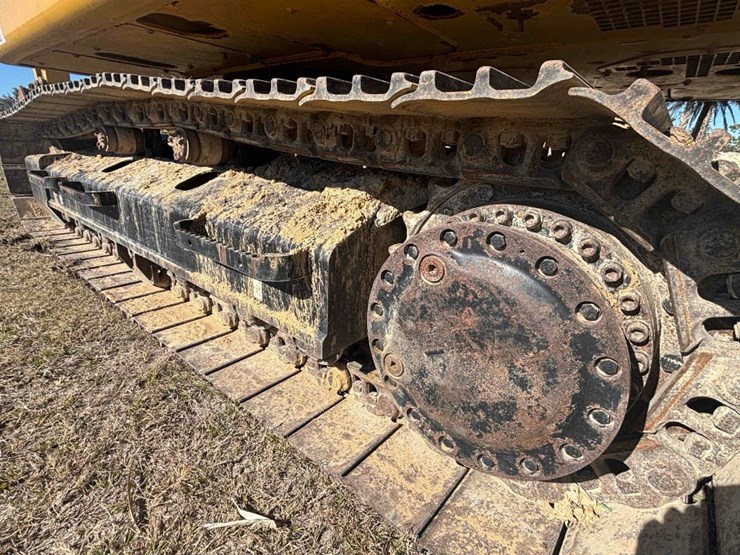 2020-caterpillar-320-image-22