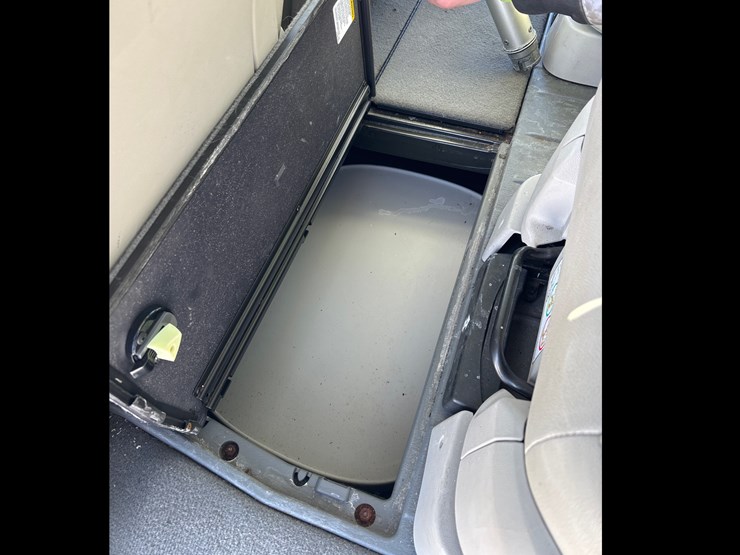 2008-chrysler-town-&-country-image-18