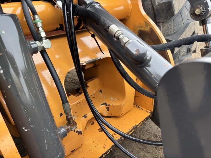 2011-case-570m-xt-image-21