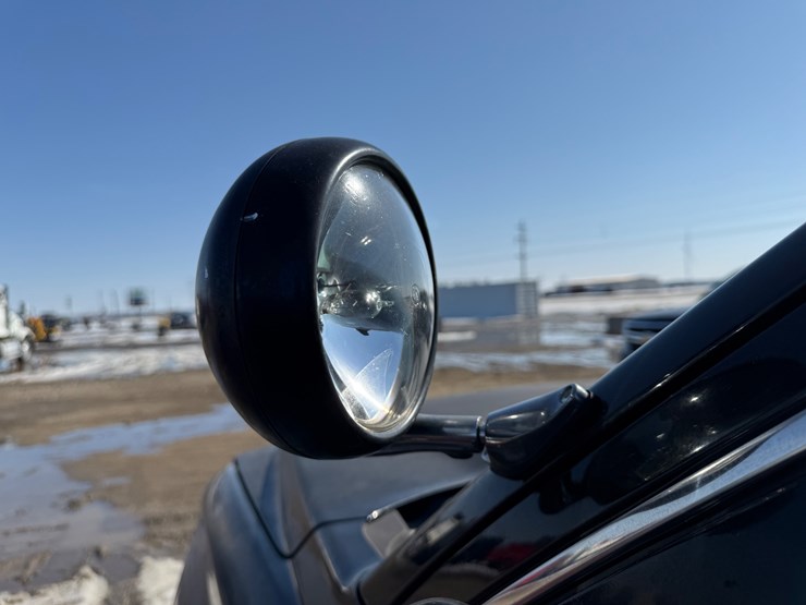 2015-chevrolet-tahoe-image-18