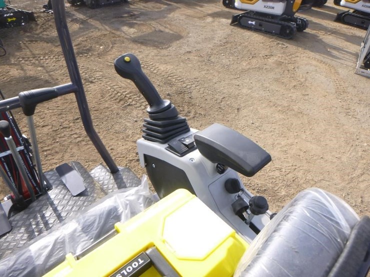 2025-agt-mx15rx-hydraulic-excavator-image-23