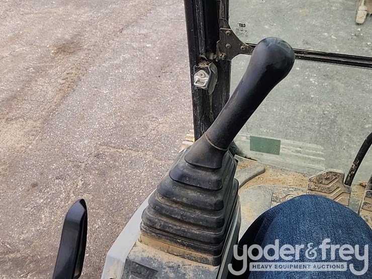 2016-caterpillar-320fl-image-36