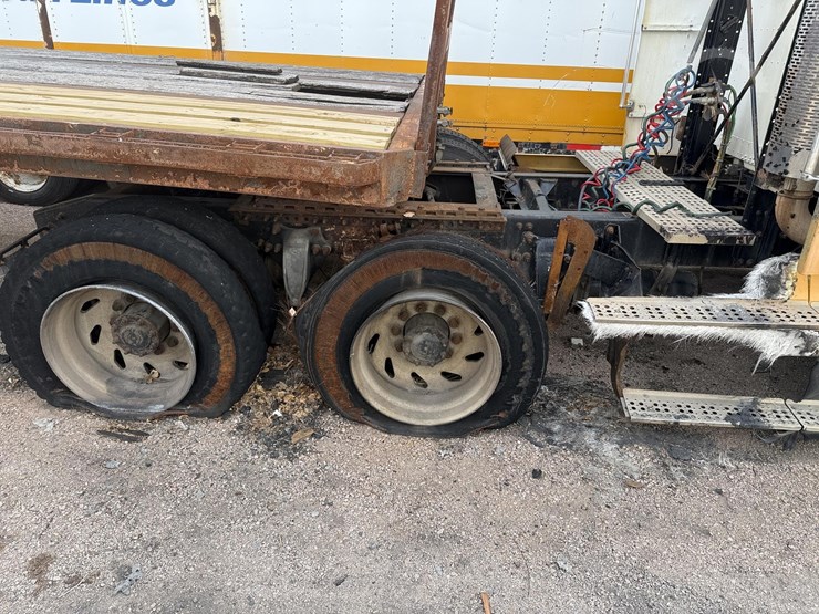 1988-freightliner-flc120-image-11