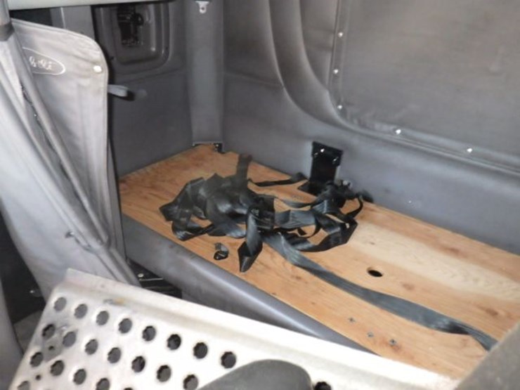 2015-peterbilt-389-image-21