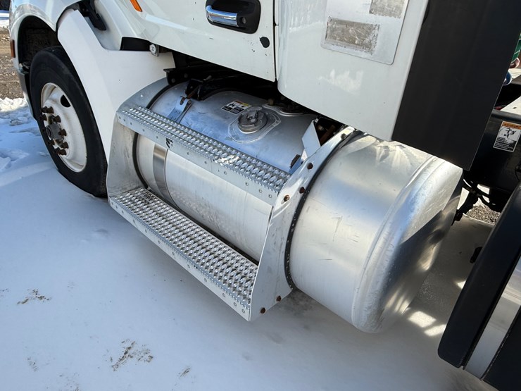 2016-peterbilt-579-image-24