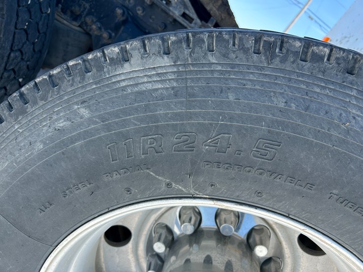 1996-freightliner-fld120-image-40