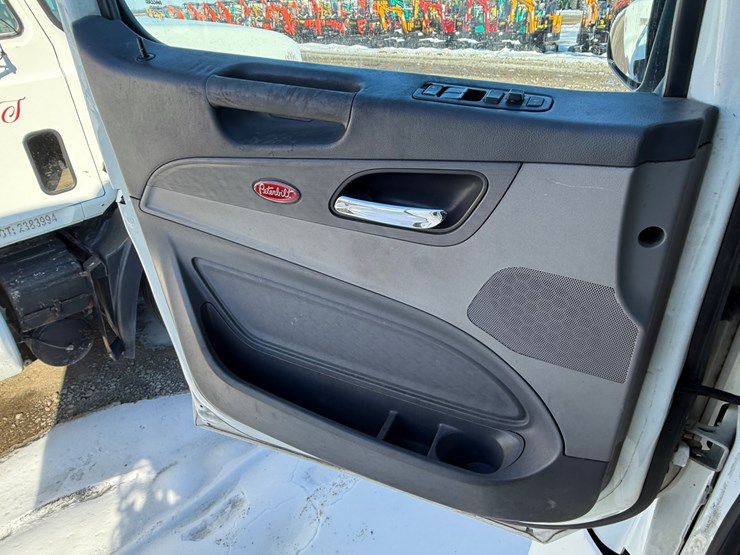 2016-peterbilt-579-image-44