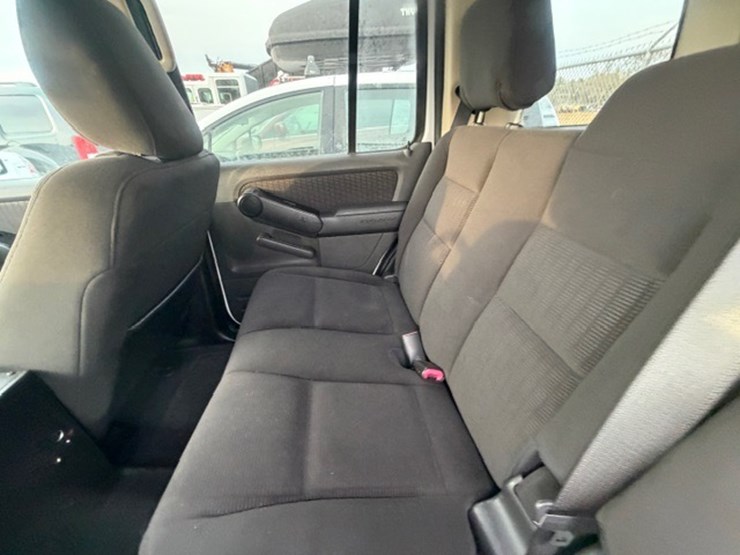 2011-ford-explorer-image-24