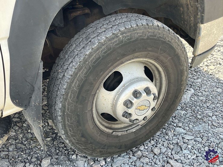 2002-chevrolet-silverado-3500-image-10