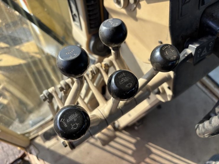 2005-caterpillar-143h-image-40