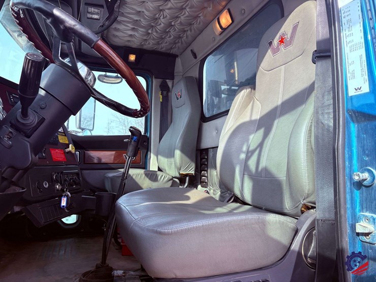 2021-western-star-4900ex-image-48