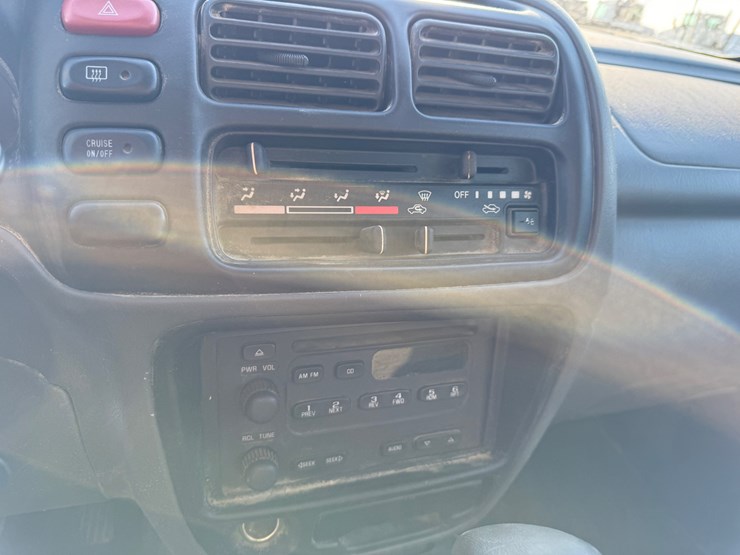 2004-chevrolet-tracker-image-30