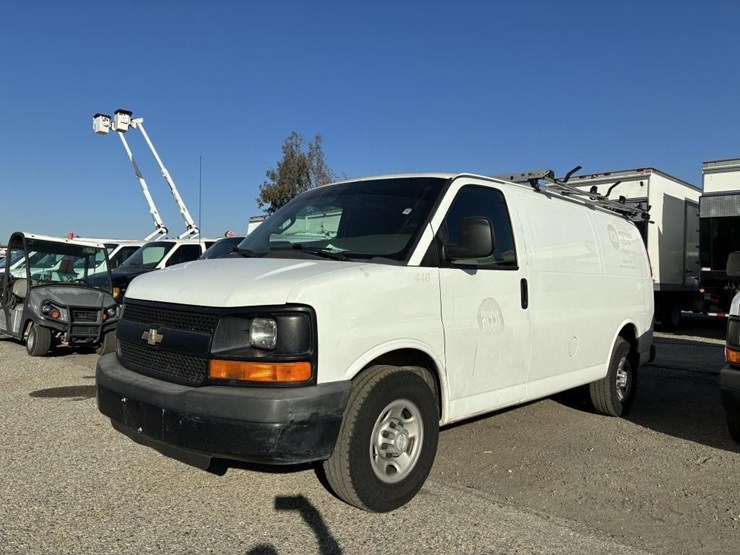 2016-chevrolet-express-2500-image-1