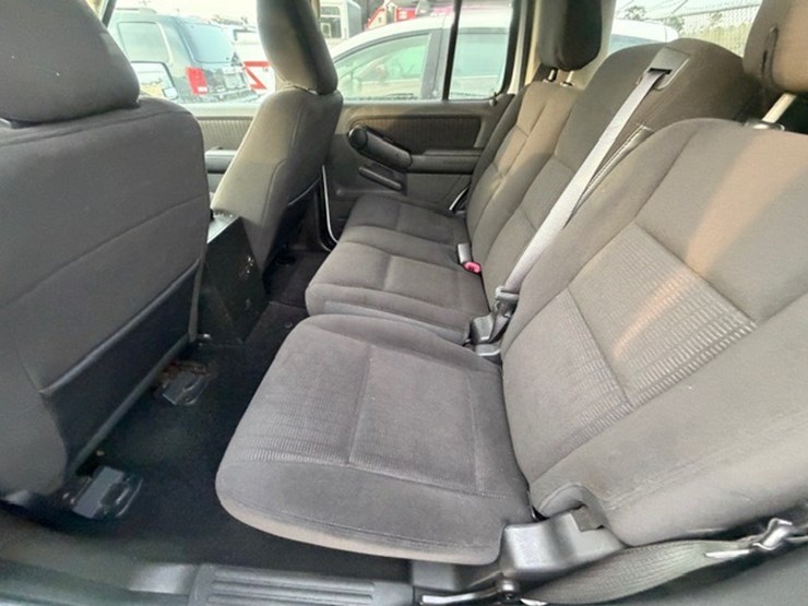 2011-ford-explorer-image-23