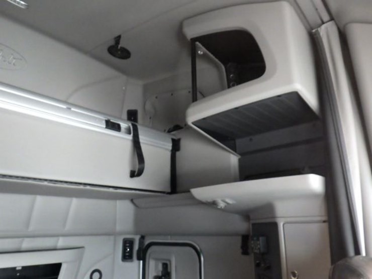 2021-peterbilt-579-image-6