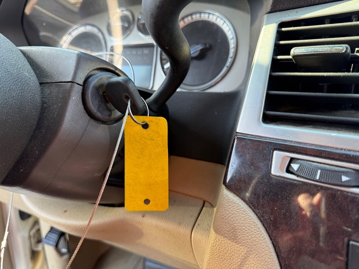 2011-cadillac-escalade-image-37