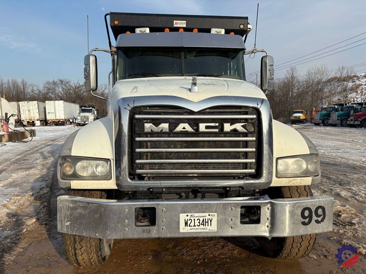 2017-mack-granite-gu713-image-10
