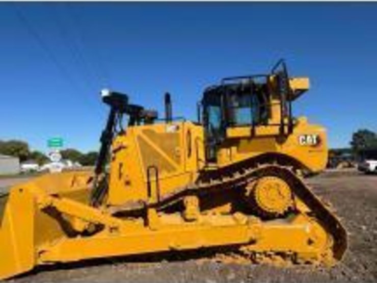 2020-caterpillar-d8t-image-1