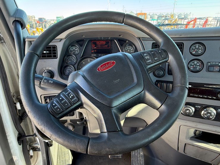 2016-peterbilt-579-image-41