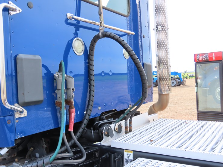 2017-peterbilt-579-image-10