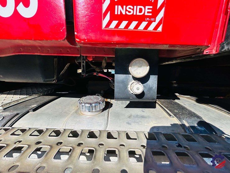 2011-volvo-truck-vhd-tri-axle-dump-truck-image-39