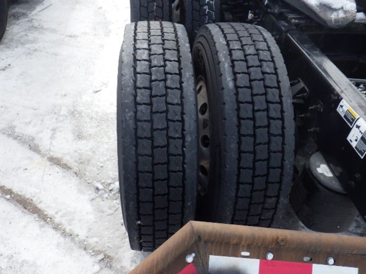 2019-peterbilt-579-image-18