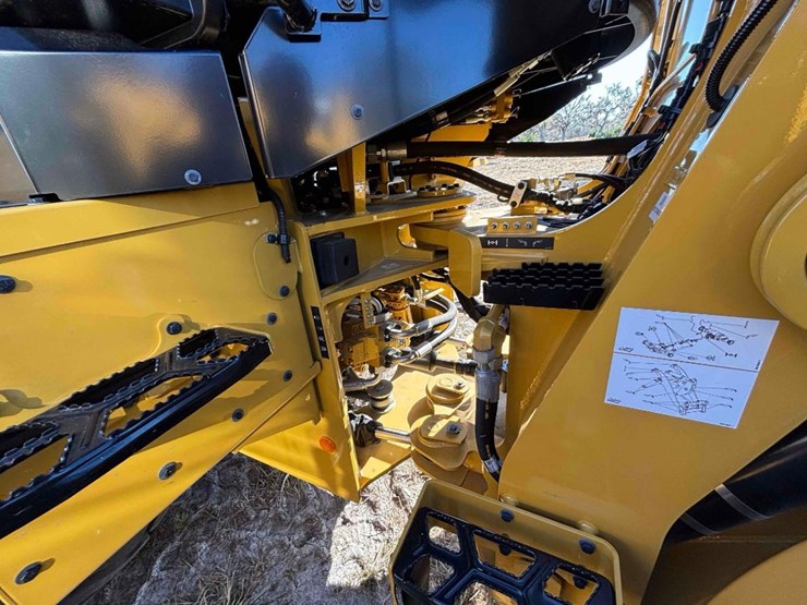 2025-caterpillar-930-image-10