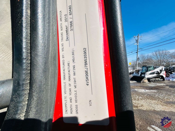 2011-volvo-truck-vhd-tri-axle-dump-truck-image-73