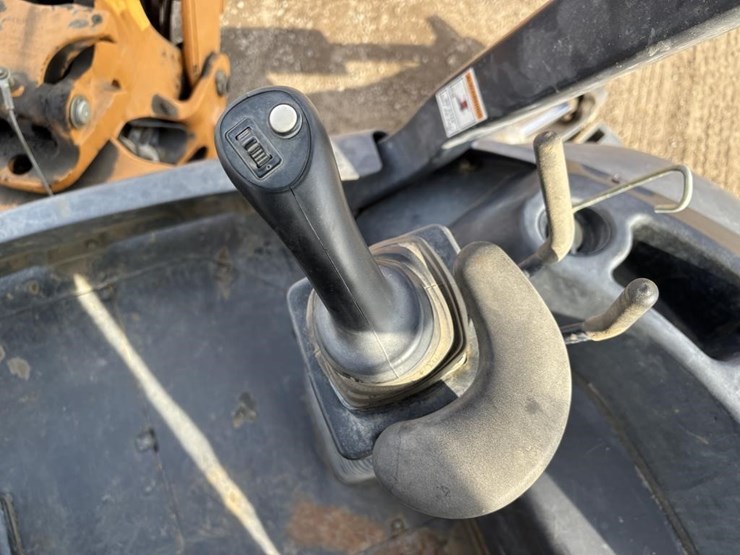 2017-case-580sn-image-19