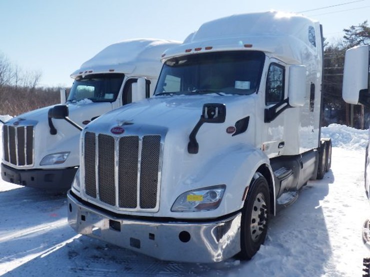 2021-peterbilt-579-image-1