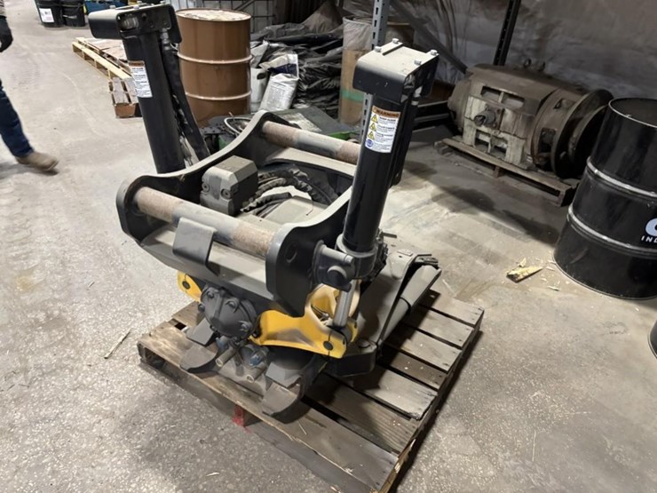 deere-245g-lc-image-15