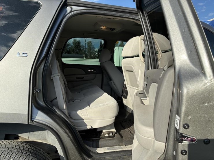 2008-chevrolet-tahoe-image-18