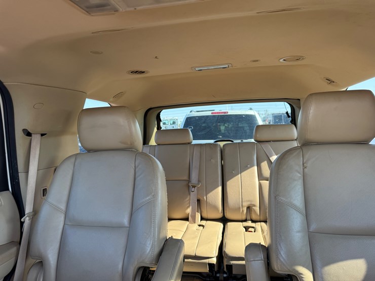 2011-cadillac-escalade-image-34